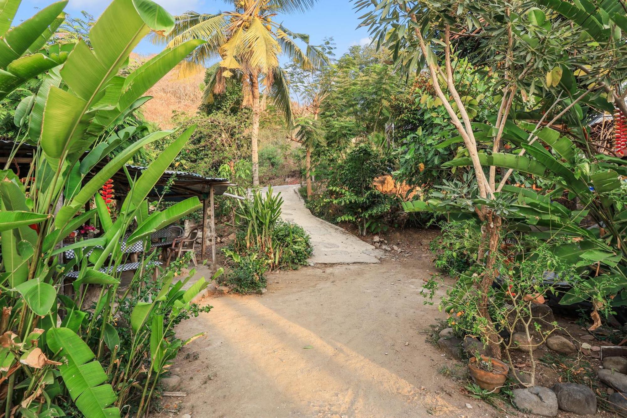 Palulu Garden Homestay Labuan Bajo Exterior foto